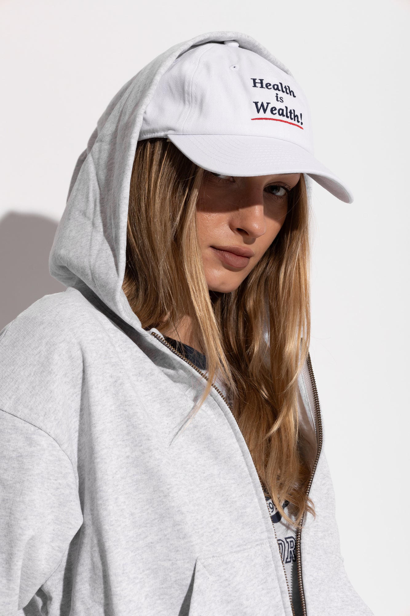 Gorro Health is Wealth blanco Sporty & Rich