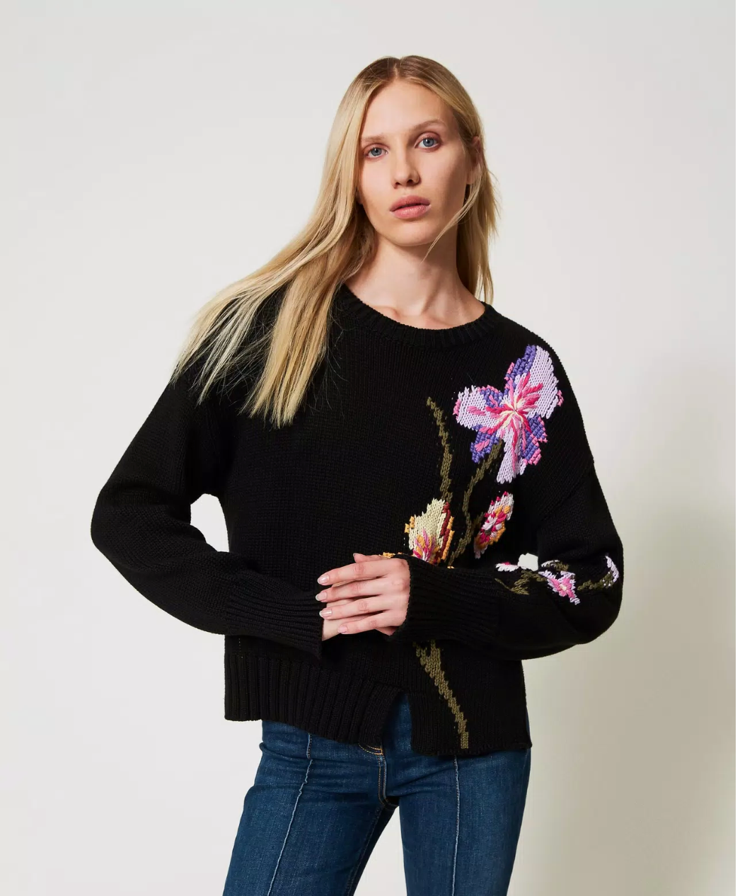 Sweater Colors negro con flores y boradado a mano Twinset