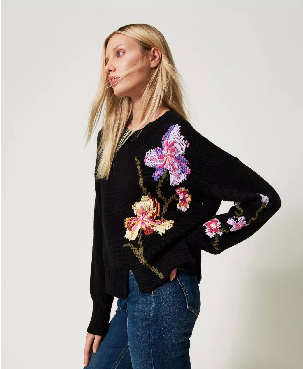 Sweater Colors negro con flores y boradado a mano Twinset