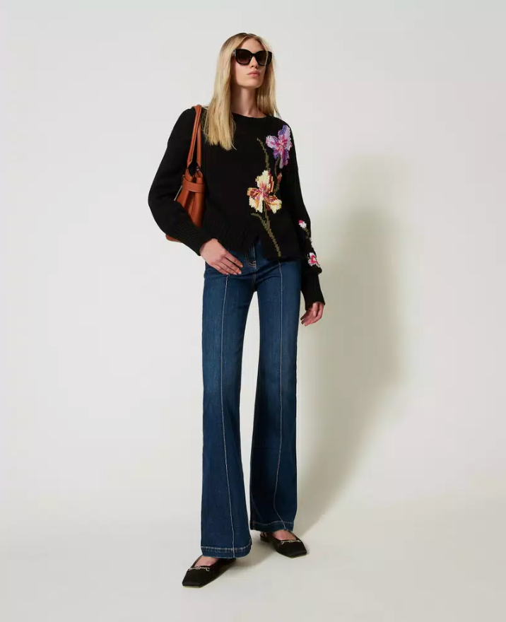 Sweater Colors negro con flores y boradado a mano Twinset