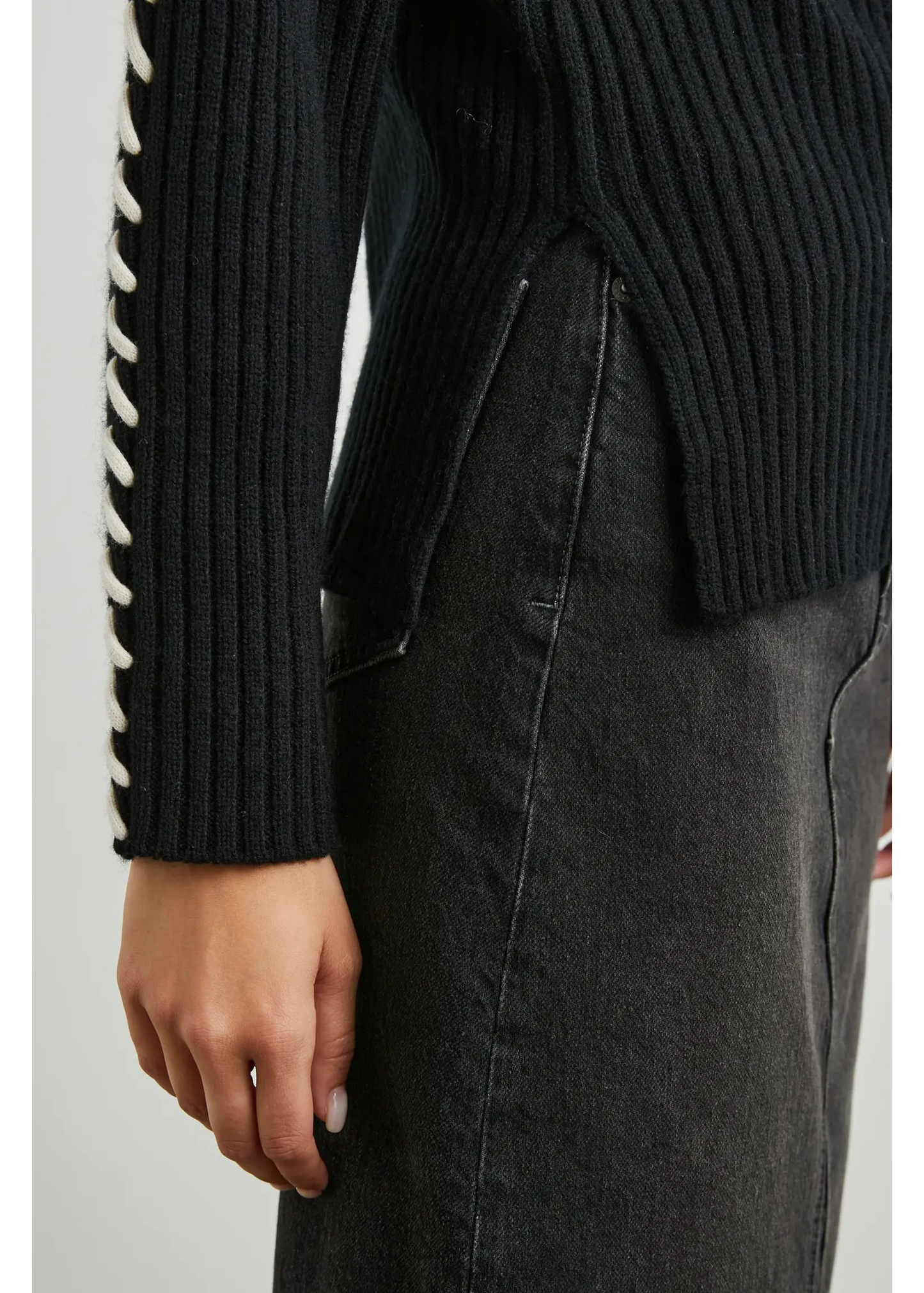 Sweater con bordado Rails