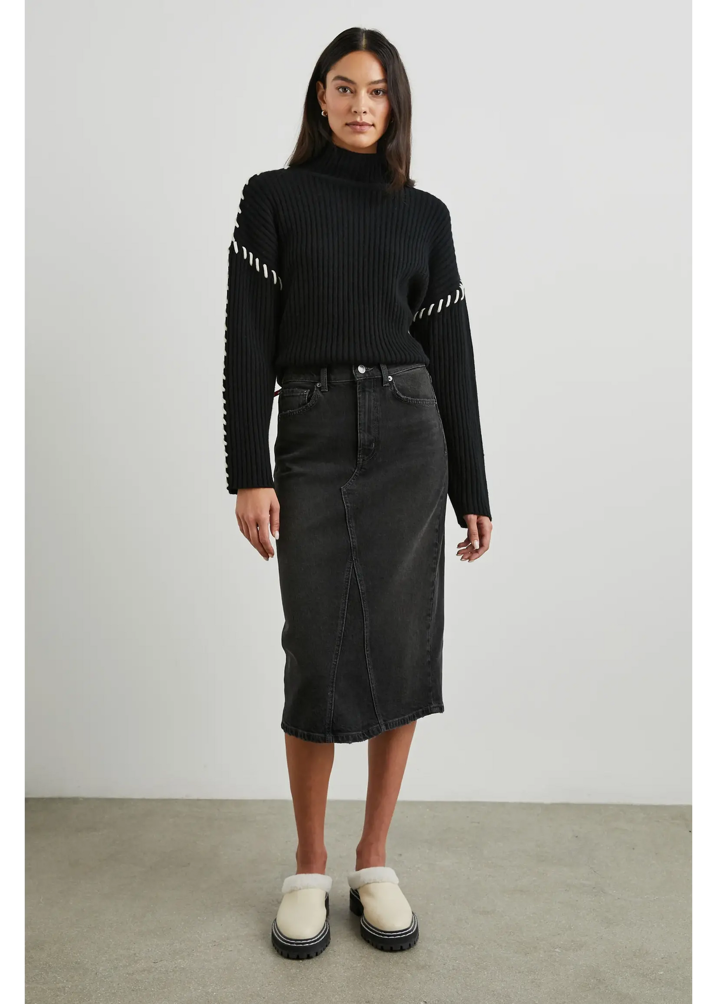 Sweater con bordado Rails