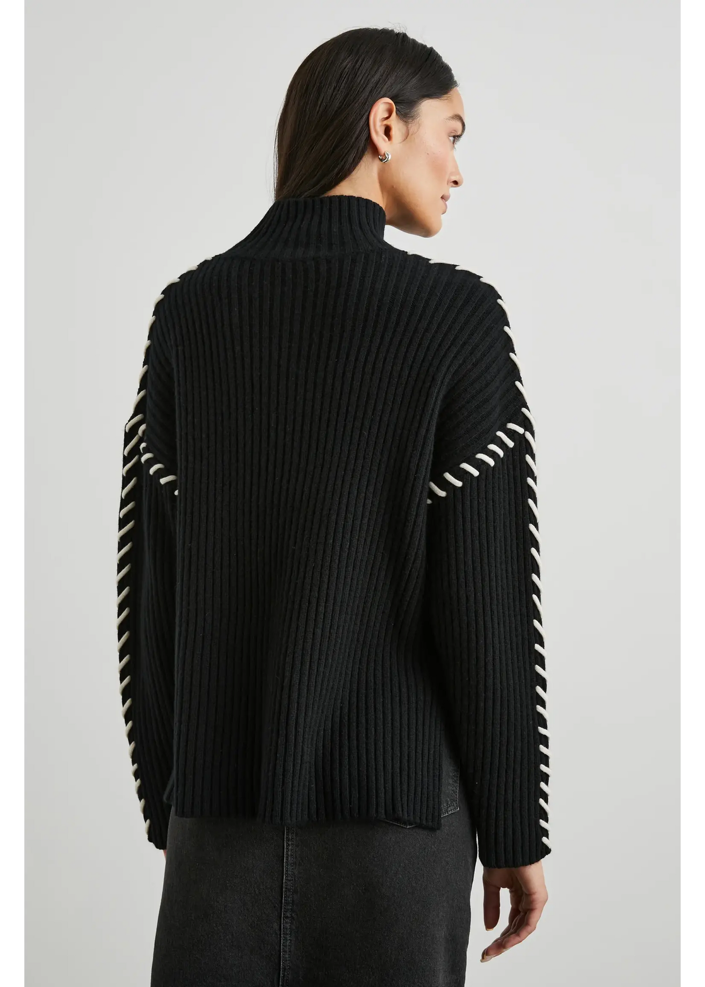 Sweater con bordado Rails
