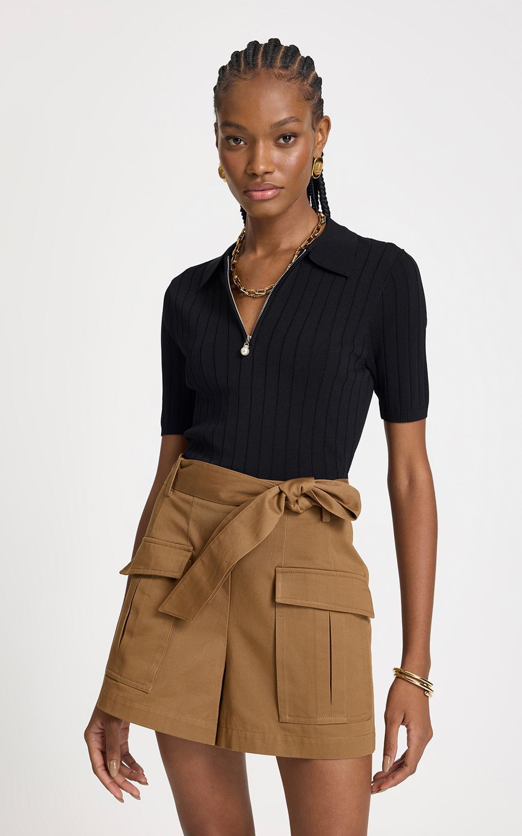 Remera Alexia negra con medio cierre Le Lis Blanc