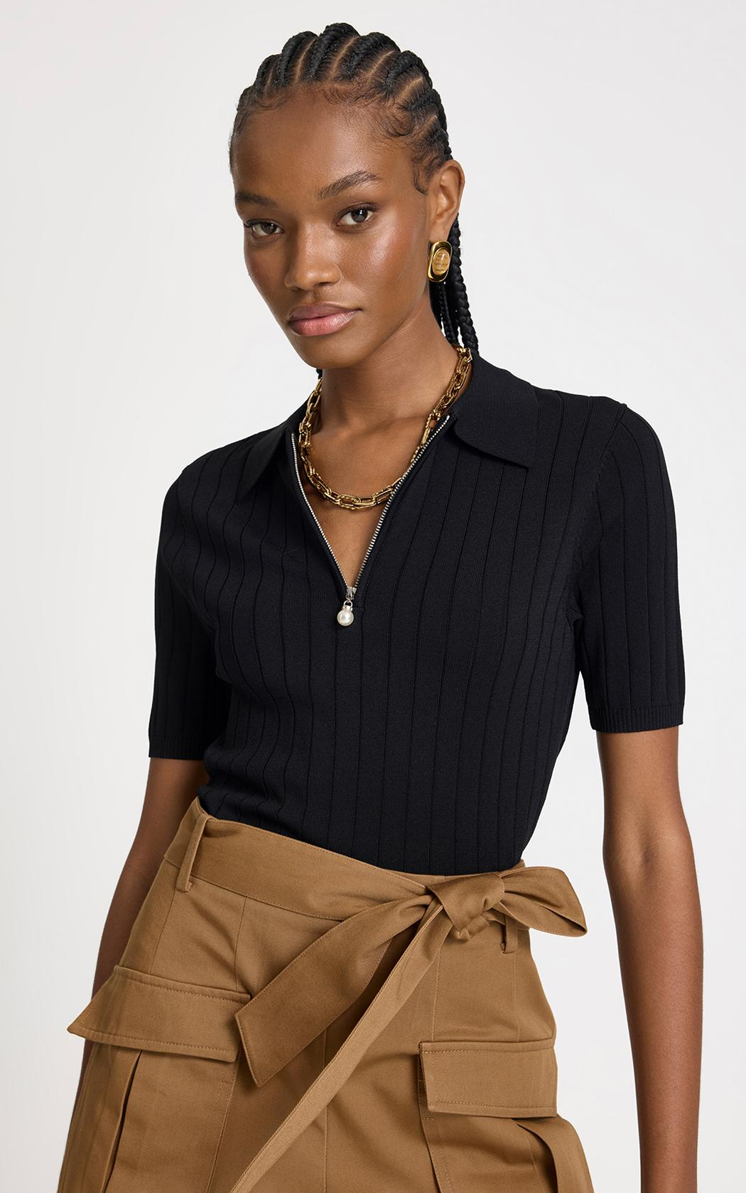 Remera Alexia negra con medio cierre Le Lis Blanc