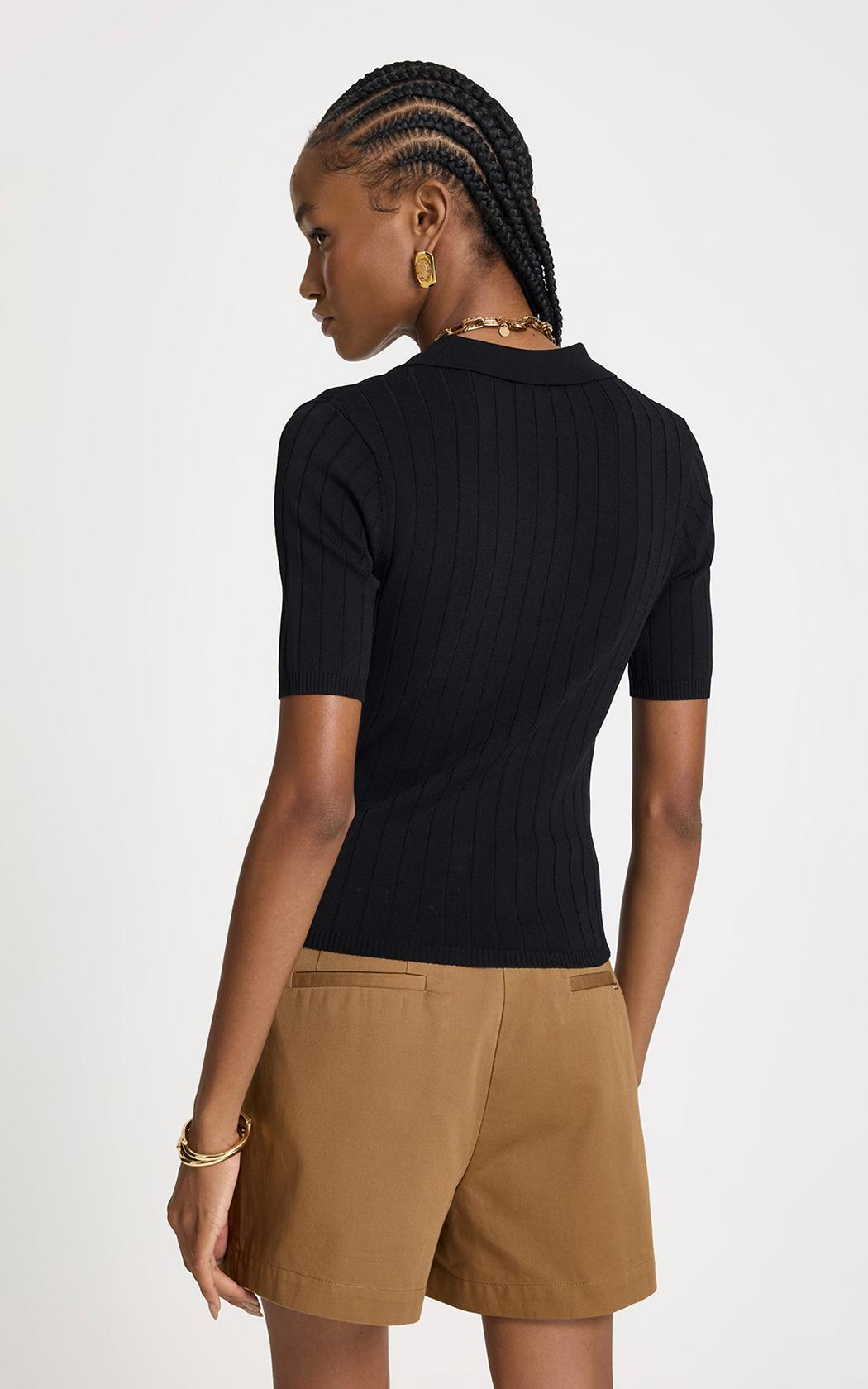 Remera Alexia negra con medio cierre Le Lis Blanc