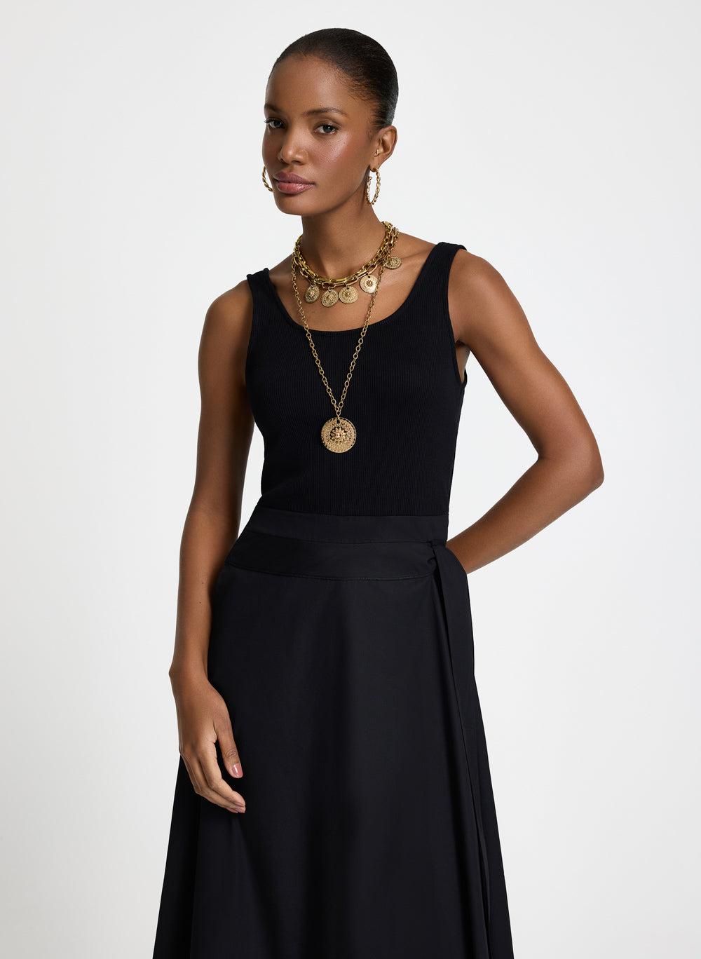 Vestido negro con bolsillos Tassi Le Lis Blanc