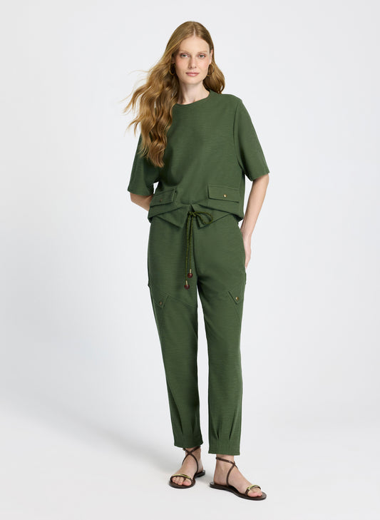 Jogger verde con cinturon trenzado Hillary Le Lis Blanc