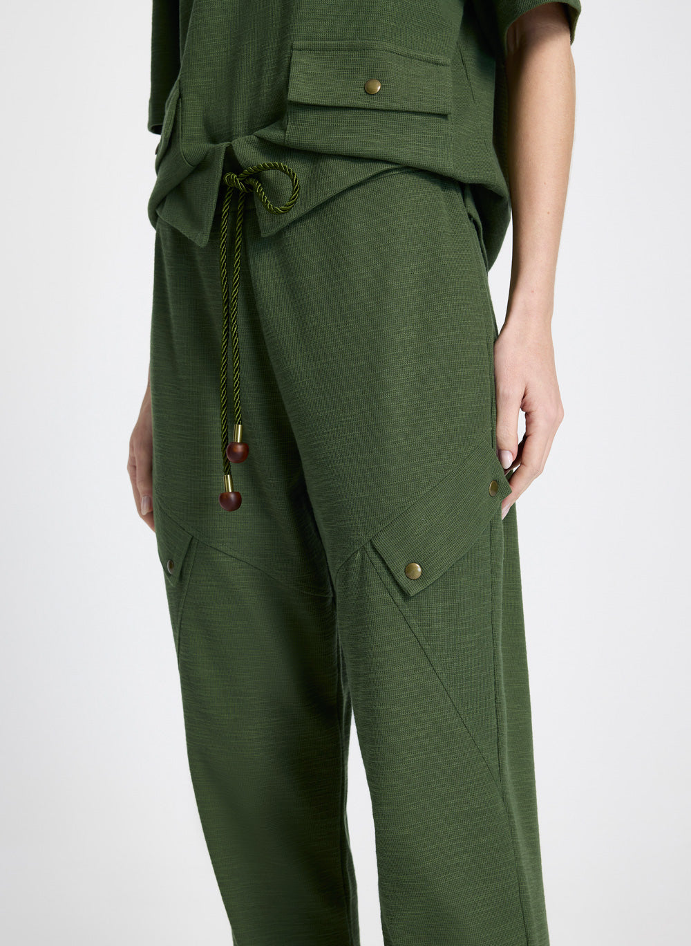 Jogger verde con cinturon trenzado Hillary Le Lis Blanc