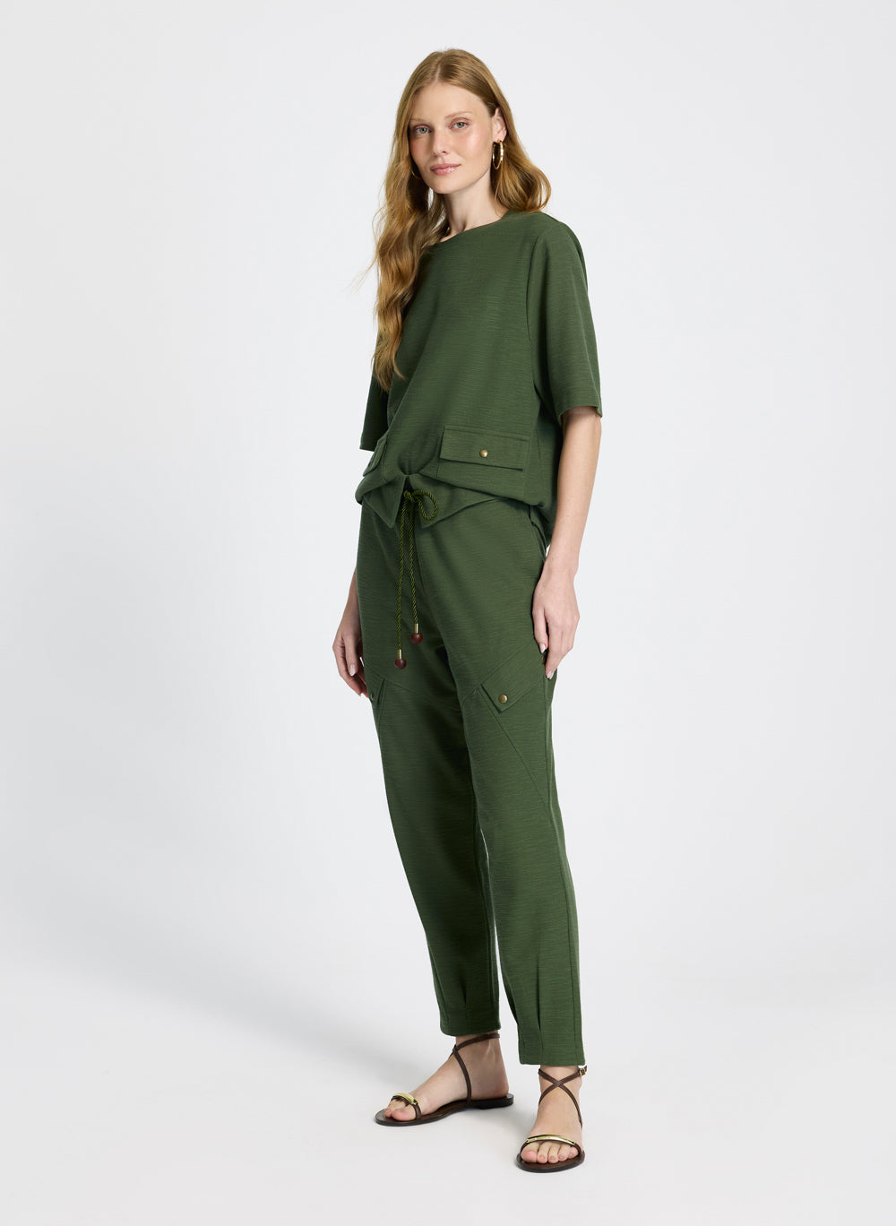 Jogger verde con cinturon trenzado Hillary Le Lis Blanc