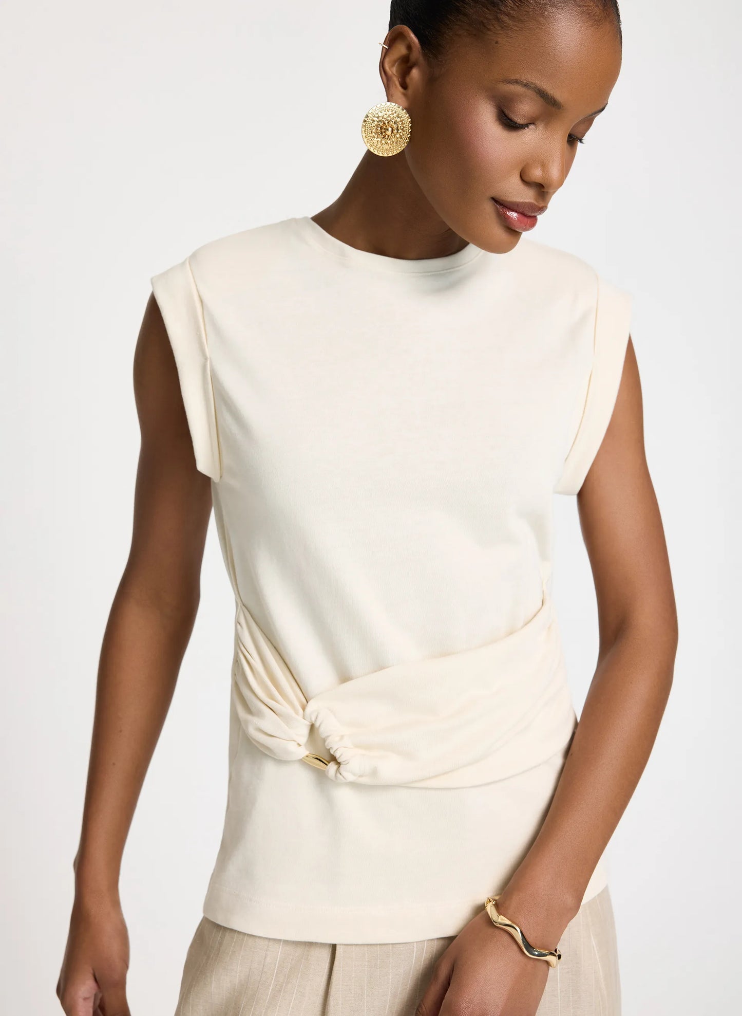 Remera crema con argolla gio Le Lis Blanc