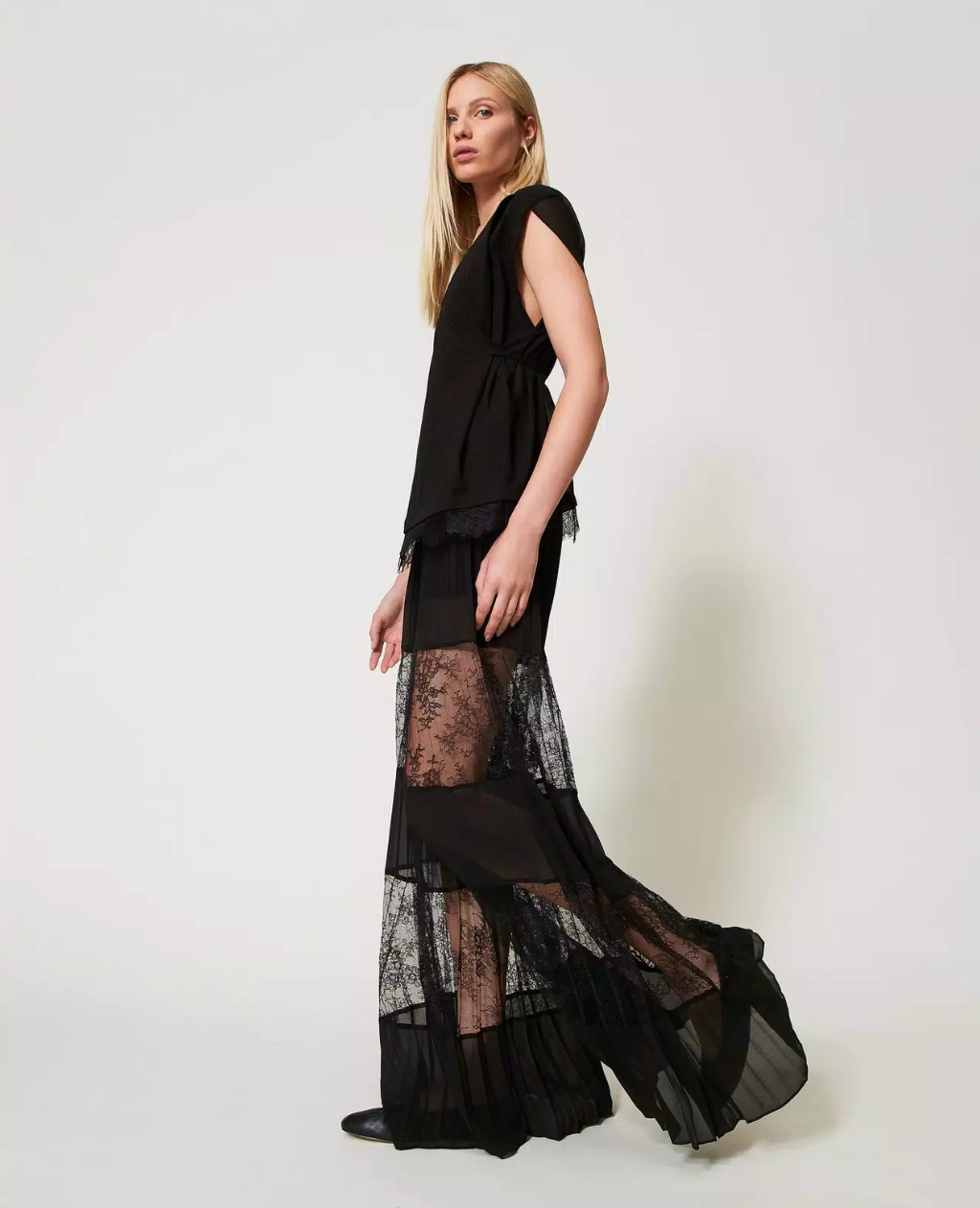 Pantalón negro plisado con encaje Tina Twinset