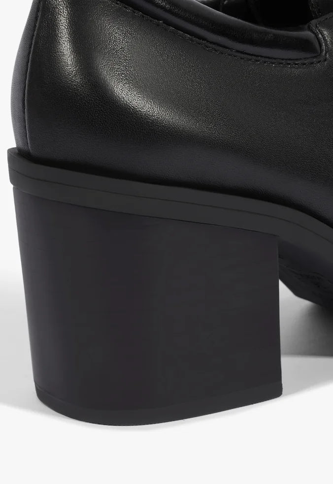 Zapato Oxford negro con taco ancho Schutz