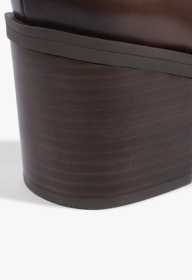 Zapato Oxford marrón con taco ancho Schutz