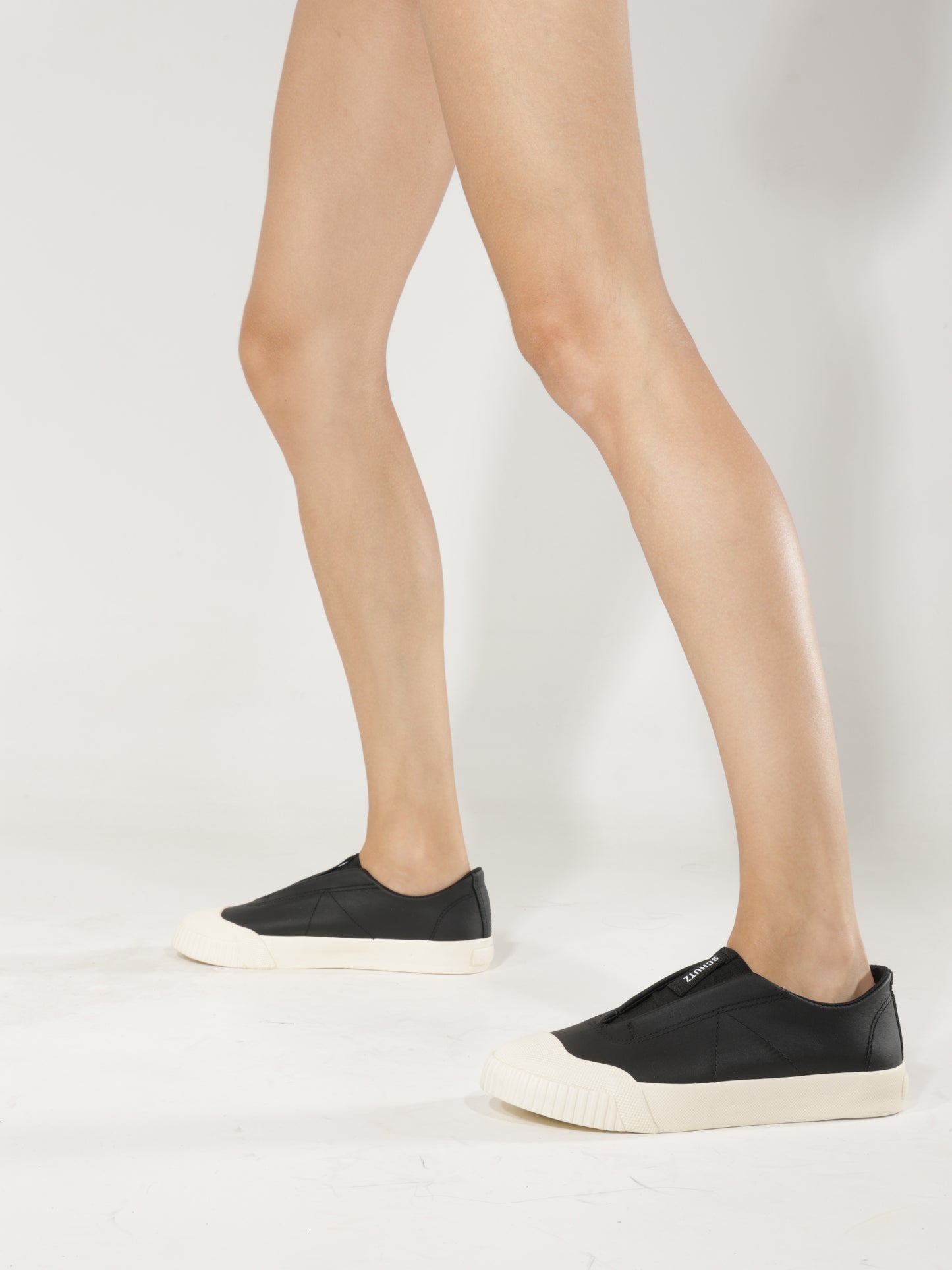 Sneaker Maria sin cordones negro Schutz